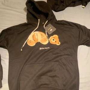 Palm Angels hoodie ny - Hej säljer Palm Angels hoodie i storlek XL men passar large också. Helt ny med tags, kvitto finns.  