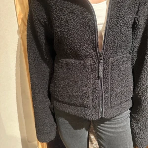Får jacka  - Säljer denna fina jackan/ koftan som ej är använd särskilt mycket och väldigt bra skick ! Storlek M 