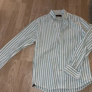 Morris skjorta  - Morris skjorta grön/vit randig i storlek M. 