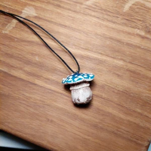 Halsband - Handgjort halsband med förlägningsbart snöre. Skriv gärna om du undrar något eller vill ha fler bilder!