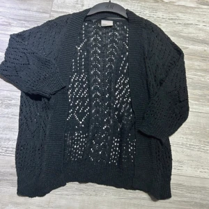 Kofra - Svart kofta från vero Moda använd 2 gånger. Passar till olika tillfällen. Koftan är 55 cm lång. 