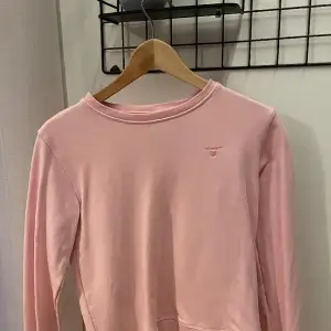 Rosa sweatshirt från gant. Nyskick! (Är i barnstorlek men passar mig som 163 väldigt bra) 