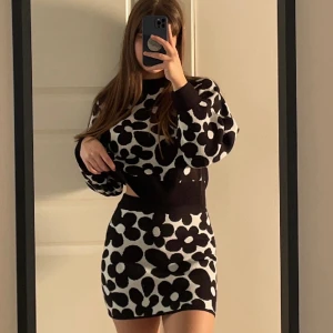 H&M set kjol och tröja - SÅÅÅ fin men kommer inte till användning, haft den kanske 1 gång och köpte för mer än ett år sen! Älskar den men tyvärr har jag för lite plats i garderoben…🫠perfekt skick och bokstavligen som helt ny