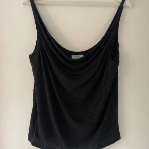 Svart linne från & Other Stories - Säljer detta svarta basic linne med unik urringning. Från & other stories, använd ca 4 ggr. I mycket bra skick. Vid andra frågor skriv gärna privat💕