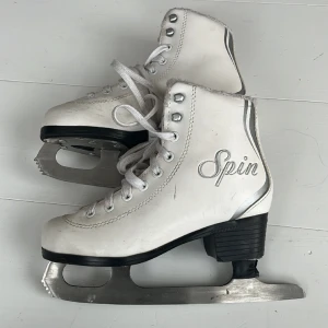 Skridskor st 32 - Fodrade konståkningsskridskor st 32