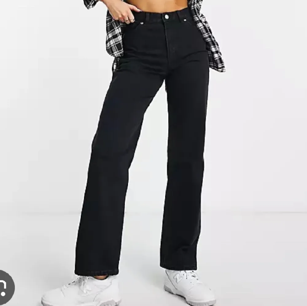 Svarta straight leg jeans från monki i modellen ”Taiki straight leg”. Sparsamt använda. Storlek W24 och passar då en XS :) Kan mötas upp eller frakta, meddela vid intresse eller frågor🙏 Har tyvärr inga bilder på eftersom de ej passar på mig men det finns säkert på Monki hemsidan! Nypris var 400:-. Jeans & Byxor.