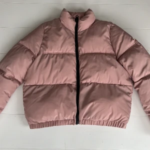 Pufferjacka - Pufferjacka i fin ljusrosa färg. Använd ett fåtal gånger. 