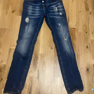 Jeans tight - skick 9/10 den har en liten design u fickorna och är i size de är mörkt blå och cut up. Jeans.För mer information meddela mig.för mindre pris ge förslag 
