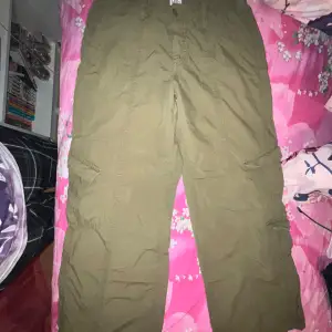 Cargo byxor JÄTTE FINA från Urban outfitters!! Kolla sista bild för att se att det är lite sliten längst ner på byxorna. Köpte dem för 699 tror jag och jag säljer dem för 299