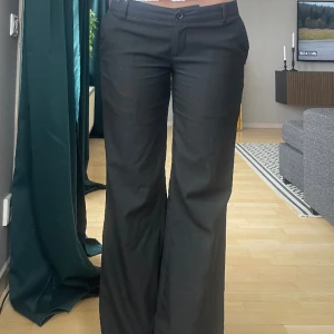 Kostymbyxor  - Lågmidjade kostymbyxor från Vero moda i strl 38 långa på mig som är 175
