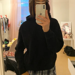Svart hoodie - Säljer denna helt oanvända snygga svarta hoodien från Gina Tricot! Säljer då den var fel storlek när jag köpte den.🤩💘🤩