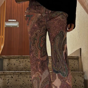 Byxor  - Jättefina mönstrade långa byxor.🦋✨💗