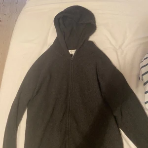 Kashmir zip up tröja - Säljer min tröja då den är för liten för mig, den är i 100% kashmir, skulle passa som bäst på någon mellan 170-180, skriv för mer info, byte funkar dessutom