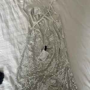 Glitter klänning  - Säljer en av mina favorit klänningar som är från hm, den är i fint skick och passa perfekt för nyår ✨😍