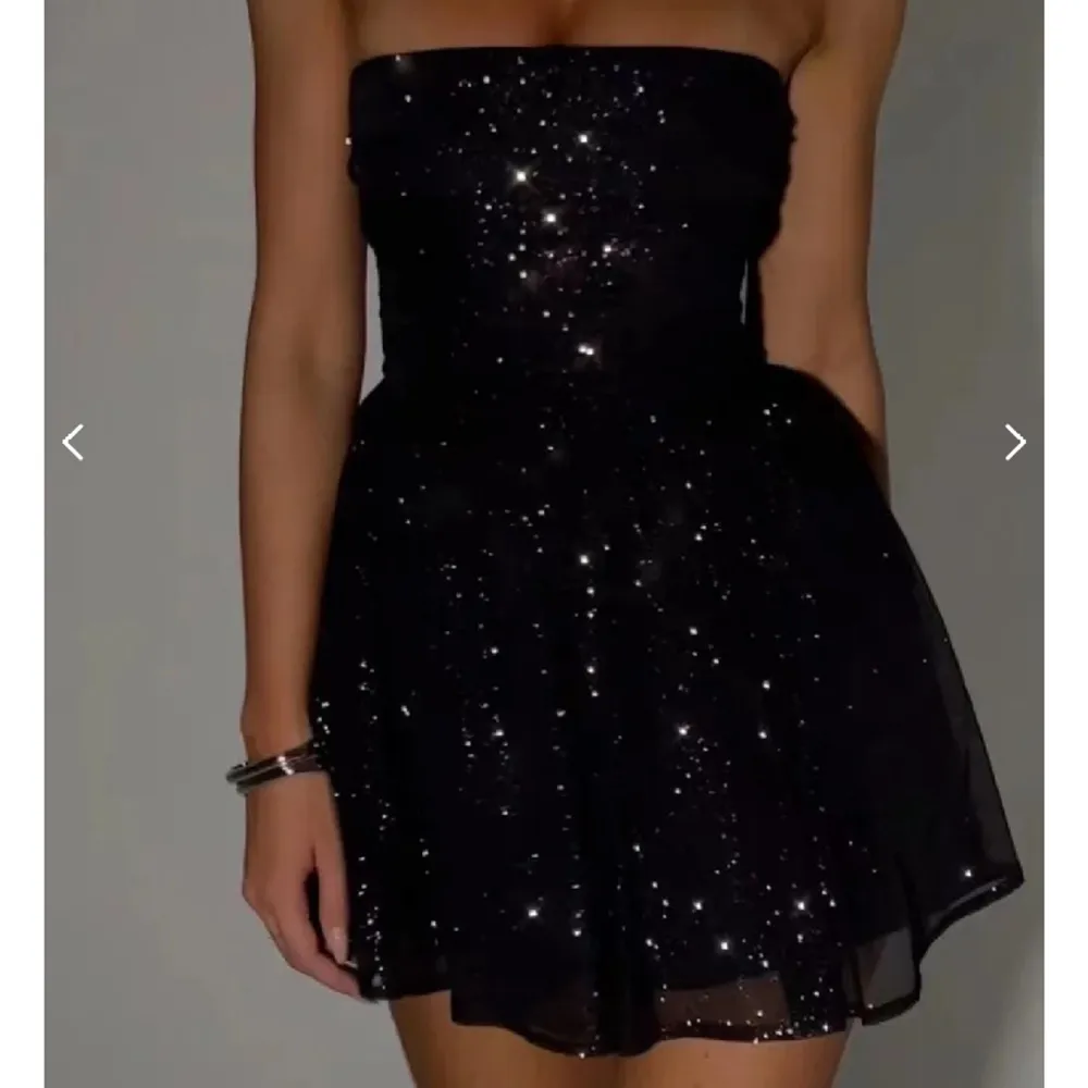 Säljer den här super fina glitter klänningen då den var för kort för mig som är 170💗✨  Aldrig använd endast testad ☺️ Nypris 459kr. Klänningar.