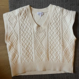 Vit stickad väst - Superfin och skön stickad väst från & Other stories. Knappt använd, då jag har för många västar… Grym till vinter och vår! Står S men oversize! Kika gärna på min sida, säljer massor nu :)