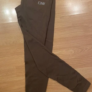 Träningsbyxor  - 1st färgglad tights från SOC storlek M, 100kr.  1st svart med blå mönster på sidorna från whinshape storlek M, 350kr.  1st bruna tights från ICIW storlek M, 350kr (endast testat aldrig använt)  Paketpris: 700kr