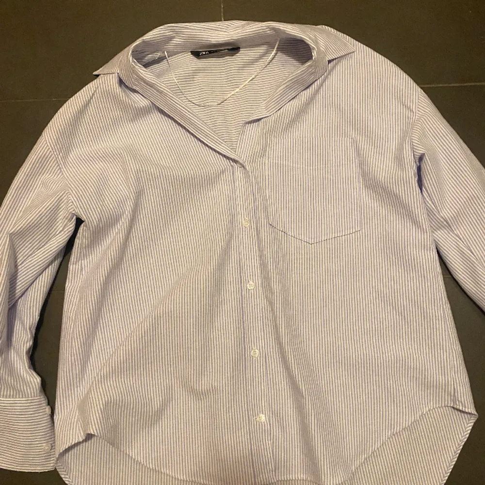 Skjorta från Zara, knappt använd och har inga defekter💕Skriv för ytterligare bilder eller frågor✨. Tröjor & Koftor.