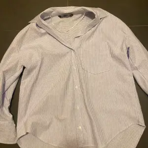 Skjorta från Zara, knappt använd och har inga defekter💕Skriv för ytterligare bilder eller frågor✨