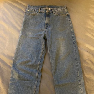 Baggy Weekday galaxy jeans - Säljer nu mina baggy Weekday Galaxy jeans i storlek 28/30! Använder inte längre och därav priset. DM vid frågor eller fler bilder!