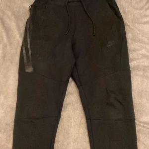 Nike tech byxa - Två Nike tech byxor i ganska bra skick, 550 per styck.