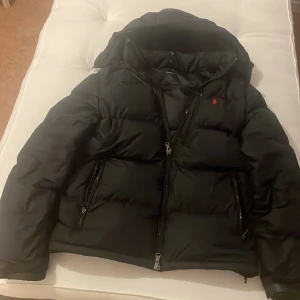 Polo Ralph lauren jacka - Ralph lauren jacka storlek M, jackan är fortfarande ny  men den är stor på mig.