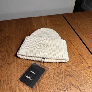 Acne mössa  - Helt ny acne mössa med original taggar på!