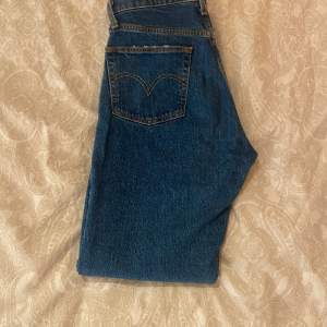 Levi’s jeans strl W27 L30, Passar mig som har strl 36 vanligt och är ca 163 cm lång. Använda ca 5 gånger så fint skick☺️