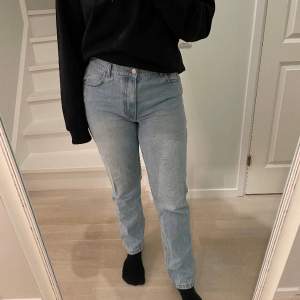 Raka ljusblå jeans från Nelly.com i bra skick