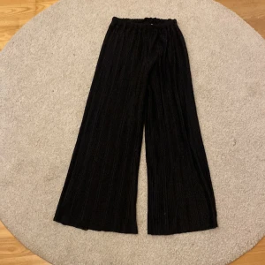 svarta sköna byxor - lätta byxor med ”räfflat ” tyg. riktigt sköna och fina. köpta för 200kr, säljer för 75kr. helt oanvända. skriv gärna för fler bilder 🤗