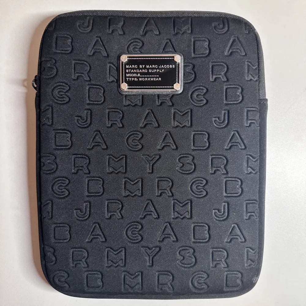 Ett kompakt fodral från Marc Jacobs i svart som är i väldigt bra skick. Måtten är ungefär 20.5 cm x 26.5 cm. Köparen står för frakt💕Det går bra att trycka på KÖP NU.. Väskor.