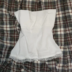 Tubtopp spets - Vit tubtopp med spets💕 sååå fin men kommer ej till användning längre. Knyts där bak☺️ 