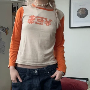 YES dollar sign longsleeve topp - sign says XL, but doesnt fit like one, I usually wear size xs-s but this top has a bit more space so an M would fit :)