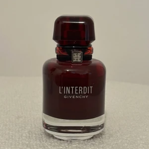 Givenchy - L’Interdit Rouge EdP 50 ml - Den är sprutad enstaka tillfällen. Den håller väldigt länge på både kroppen och kläder samt har en kryddig doft. 