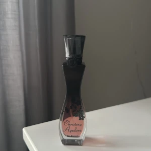 Christina Aguilera Parfym - Christina aguileras parfym ”by night”, 30 ml. Öppnad och använd en gång. Köpte den för 2 månader sedan för 279 kr. (Eau de parfum)