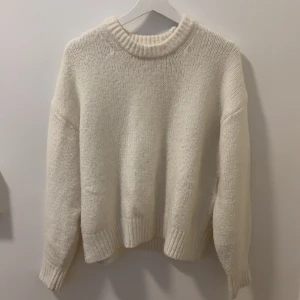 Stickad tröja - stickad tröja från bikbok, använd en gång