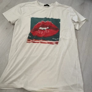 Oversize t-shirt med tryck - T-shirt med tryck, storlek S men den är overzise så passar M också. Lite nopprig och köpt på Shein därav billigt pris🤍