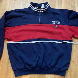 Vintage Nike half zip - Priset är inte fast, skicka gärna förslag. Medium, 65cm längd 59cm bredd, mätt som på bilderna. Solblekt på baksidan
