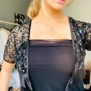 Svart glitter bolero - Svart bolero/ kofta med paljetter och sidenband som man kan knyta 