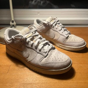 Nike dunk low - Nike dunk low vast grey. Storlek 43. Bra skick, knappt använda. Hör gärna av dig // Joel