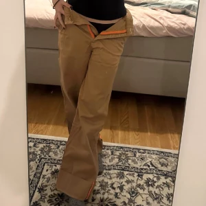 Zara chino - Högmidjade byxor från Zara som är knappast använda, fint skick! 