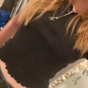 Svart kortärmad tröja - Fin svart Basic tröja❤️ Knappast använd❤️ Inköpspris 145kr❤️