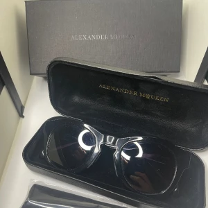 Alexander Mcqueen solglasögon - Skick: 5/5 (oanvända och kommer med fodral, ytterbox och putsduk) Nypris: 3299kr