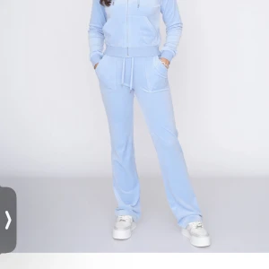 Juicy sett - Intressekoll på mitt juicysett i ljusblått☺️ byxorna är i storlek xs och tröjan i S. Har inte använt det så mycket pga färgen så de har inga slitningar eller fläckar. Pris kan diskuteras privat☺️☺️