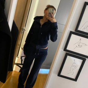 Juicy couture  - Säljer mitt jättefina juicy set då jag inte använder de längre, setet är i nyskick och köpt på jacki 