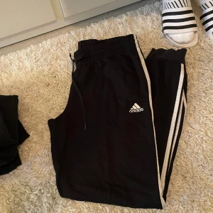 Adidas byxor  - En kofta tillkommer med en hel dress lite nopprig går att fixa med nopp maskin innan köp. Stor rensning av garderober samt hus oga flytt. Pris kan diskuteras för paketpris på fler än 3 varor. 