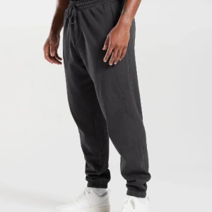 Långa gymshark byxor - Oanvända byxor köpta i fel storlek. Lappen är kvar. Färg: mörkgrå Ordinare pris: 599kr Pris kan diskuteras 