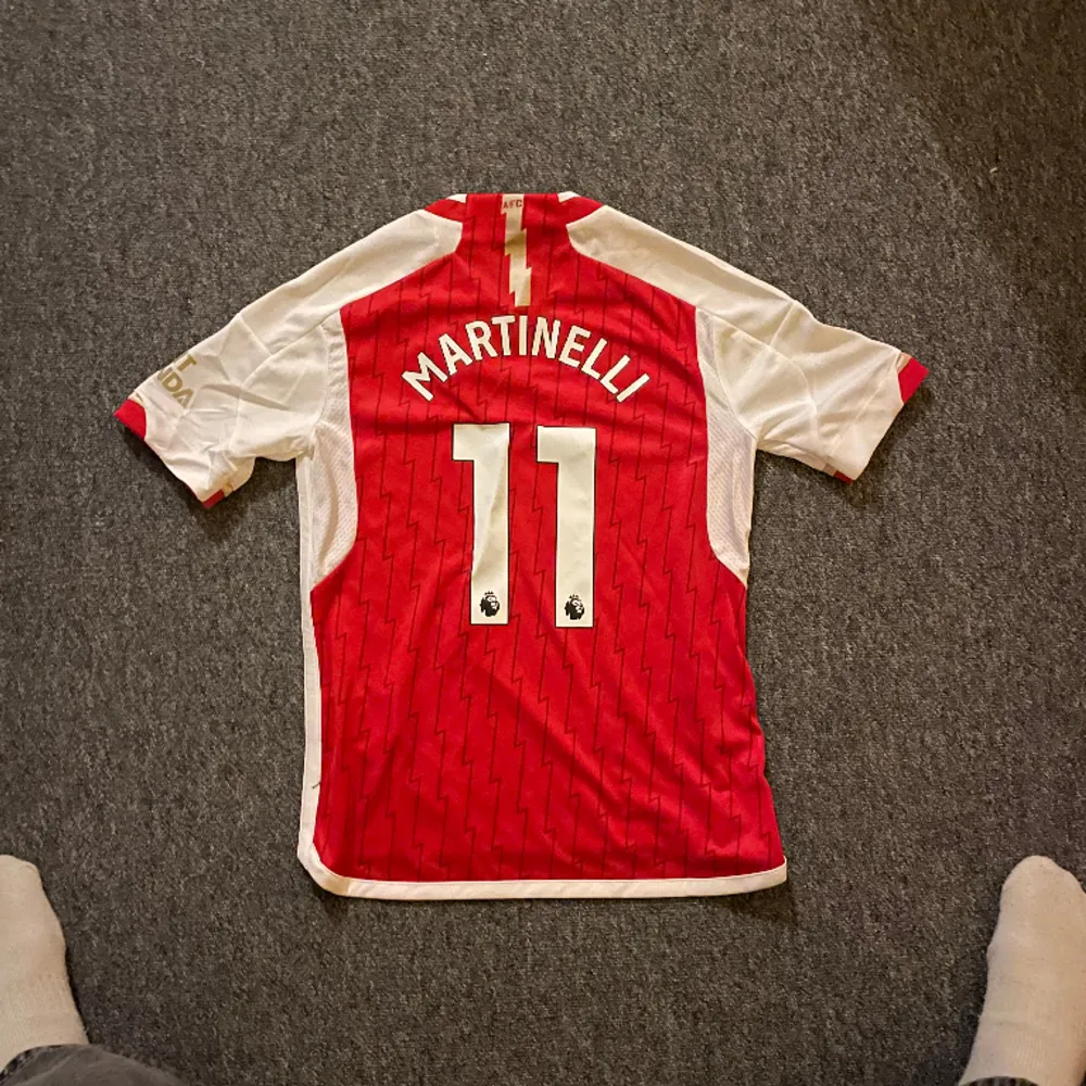 En helt ny Arsenal tröja från adidas  i barnstorlek 11-12 år  Med nummer 11 MARTINELLI på ryggen! ⚽️❤️. T-shirts.