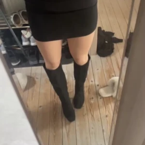 Stövlar - Stövlar med smal klacka från Nelly.com. Säljer då dem inte passar längre💕köpta för 799kr, skriv för fler bilder