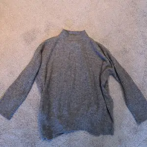 Säljer den här fina gråa stickade tröjan med en liten slits på båda sidorna💕🥳